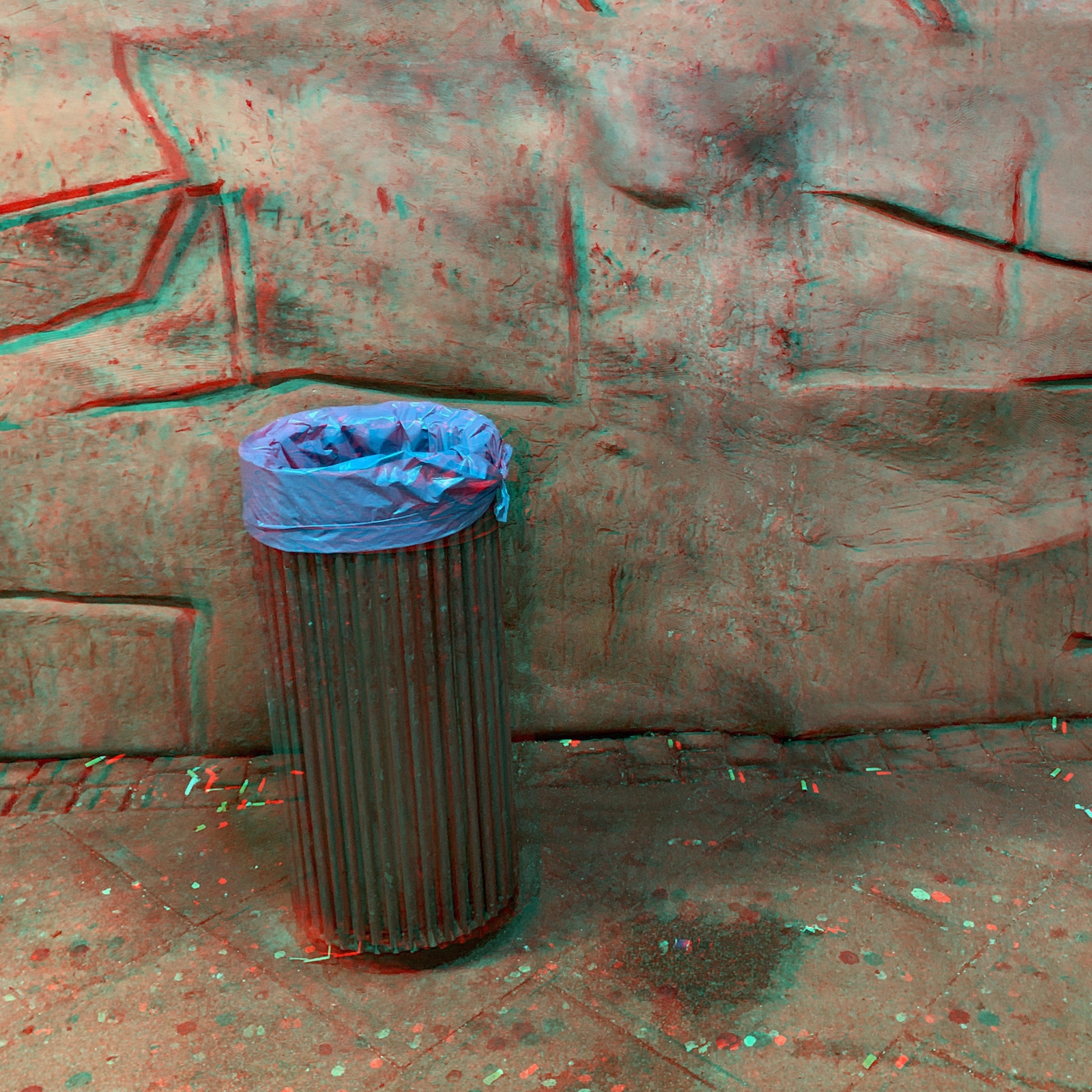 2019-12 - RC Anaglyphe &raquo;BLAUER MÜLLEIMERSACK VOR GRAUER STEINWAND&laquo;