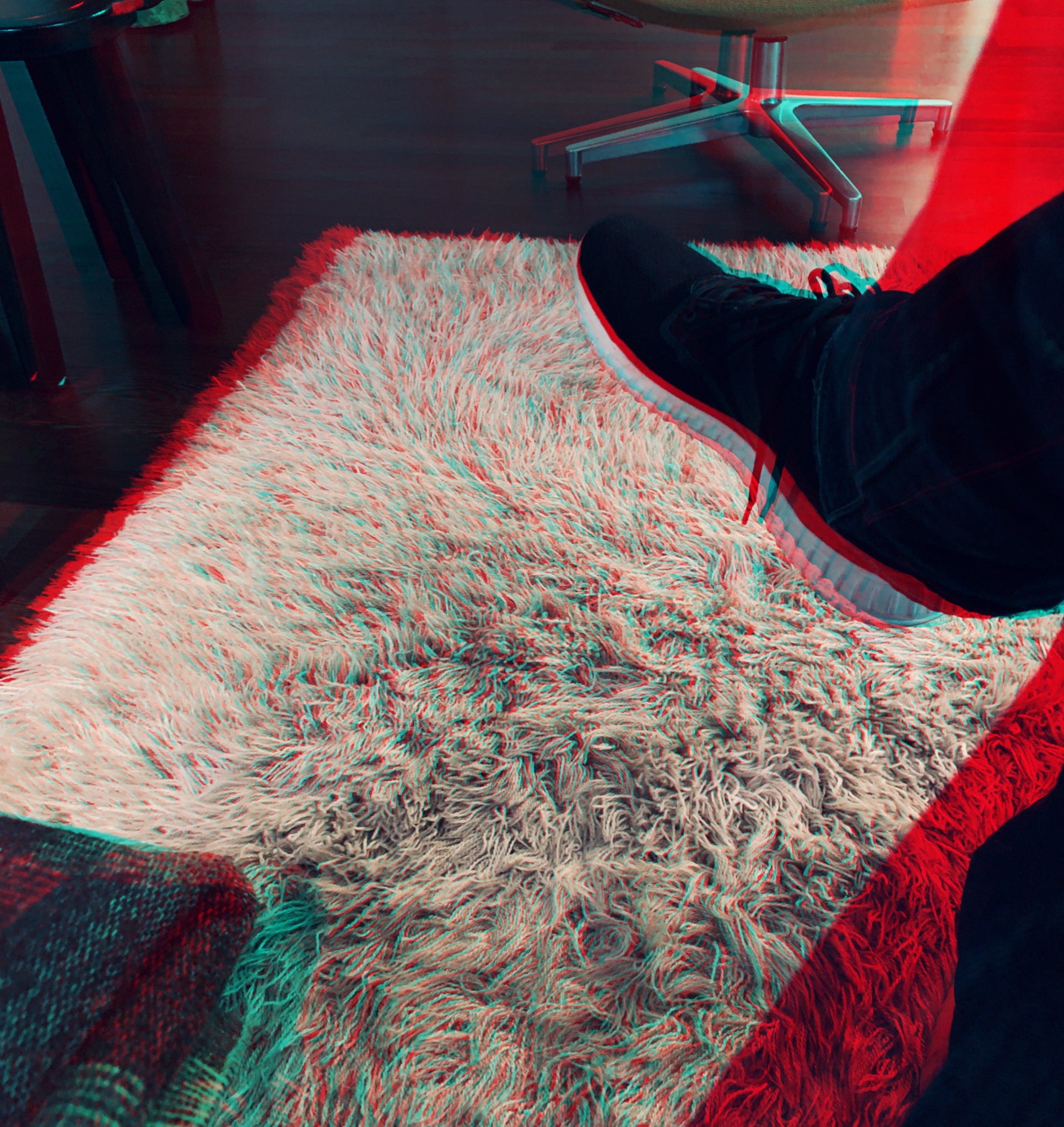 RC Anaglyphe 2020-09 »SCHUH &Uuml;BER FLOKATI« - iPhone XS - (c)rbockberlin2020